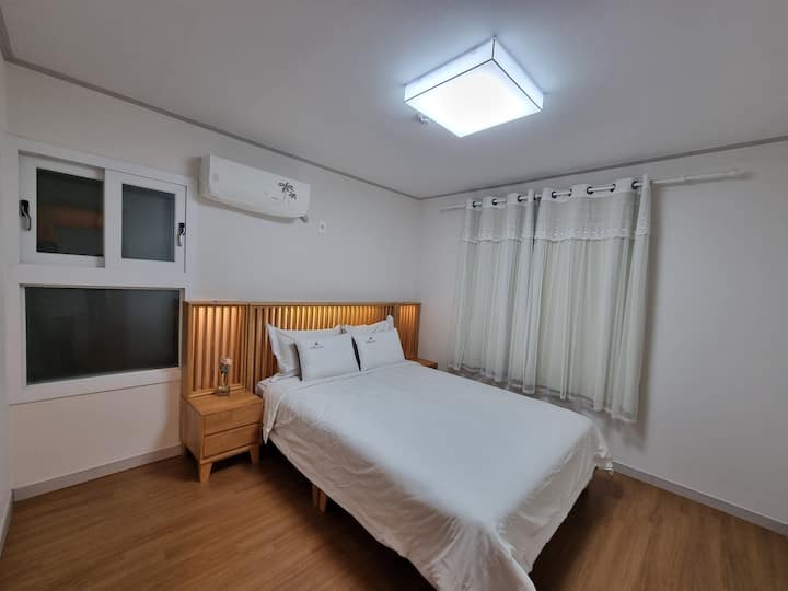 Hiki ni chumba cha kulala kilicho na kitanda cha ukubwa wa malkia, chumba cha unga na bafu ndani.