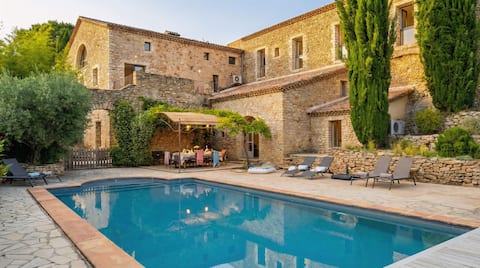 Family Holidays - 5* Farmhouse with Pool & Pets