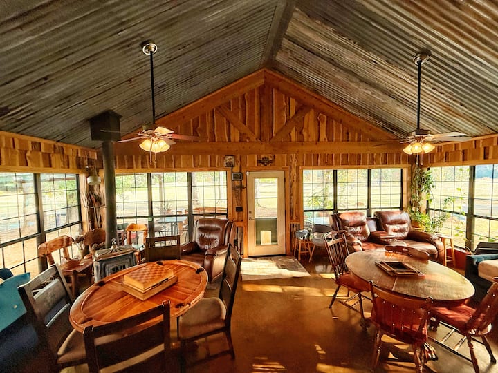 חדר השמש
המרחב המואר הזה, המוקף בחלונות המשקיפים על האדמה והאגם, כולל פוטון, ספה נפתחת, שלושה כורסאות נפתחות מעור, קמין עץ ומטבחון נעים - מושלם למנוחה או למשחקים משותפים.