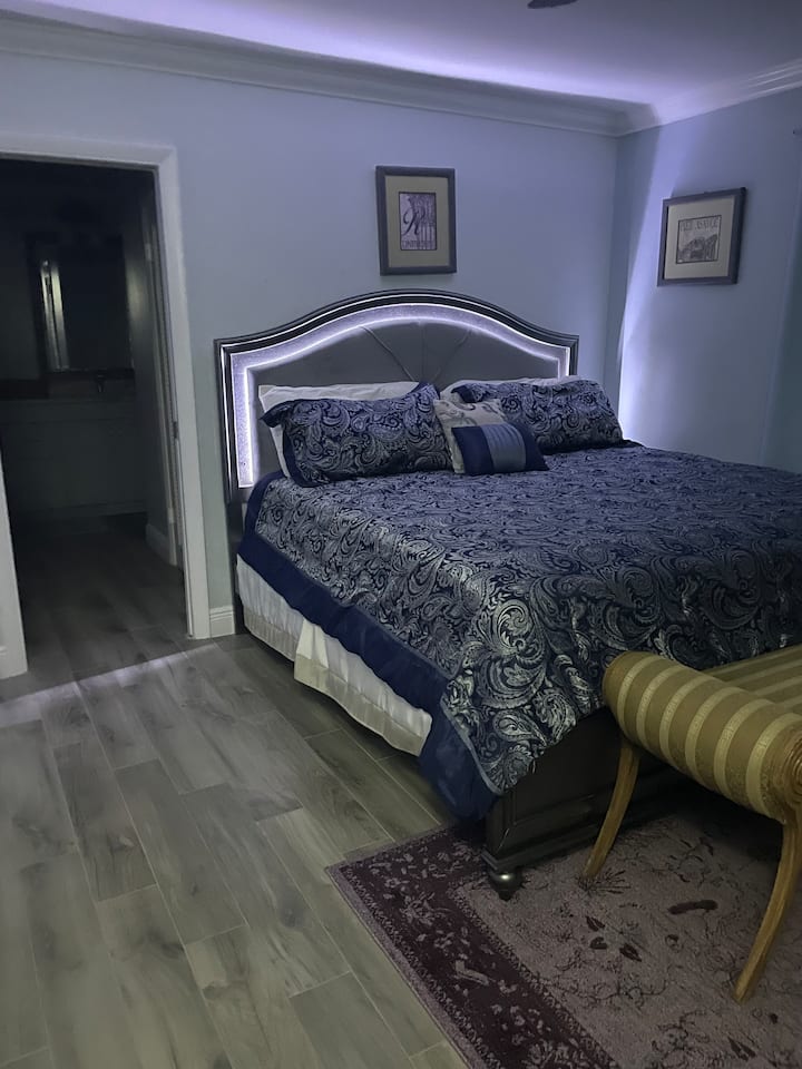 Основна спалня с изглед към басейна