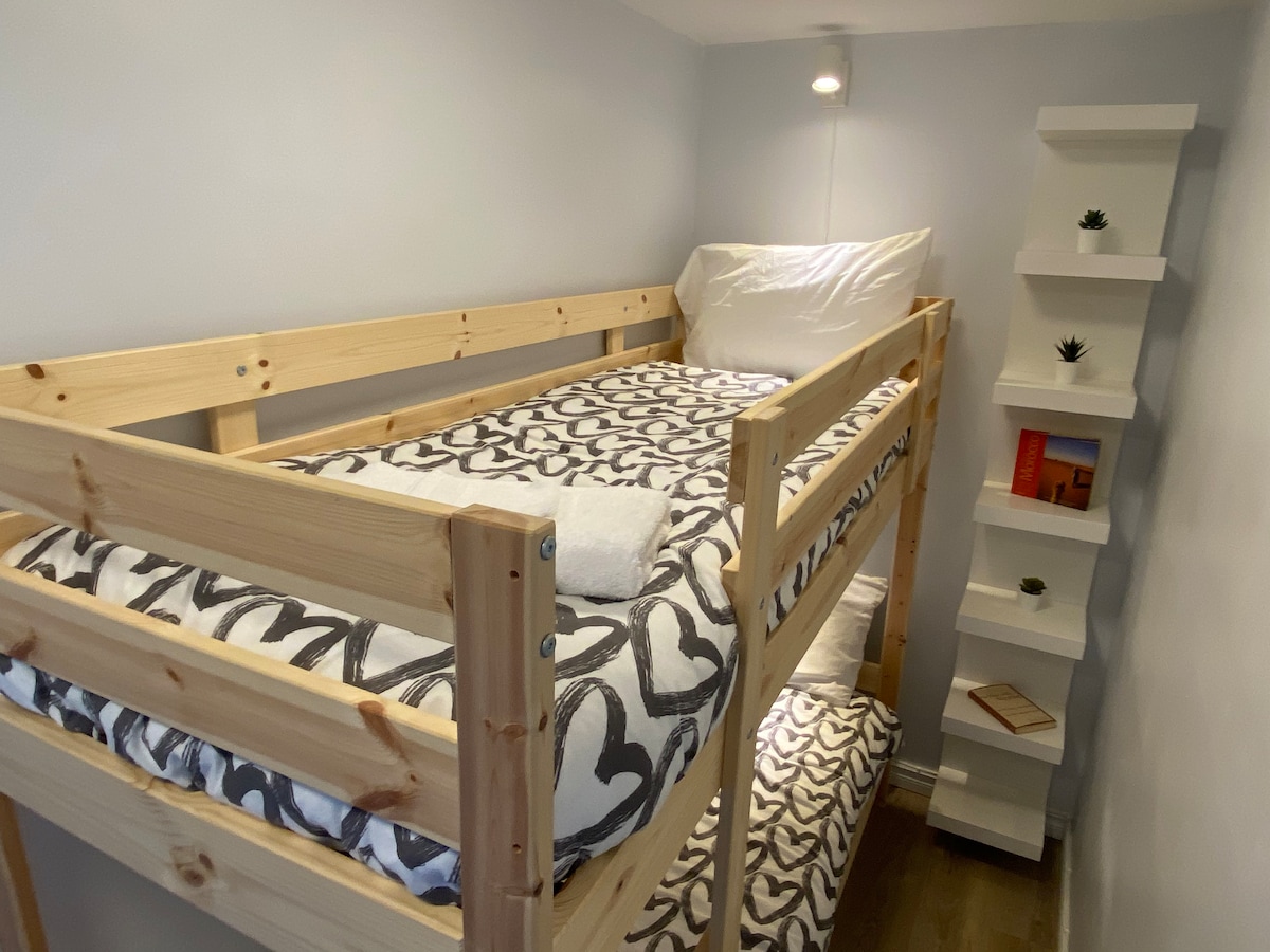 Двуетажните легла са широки 71 см