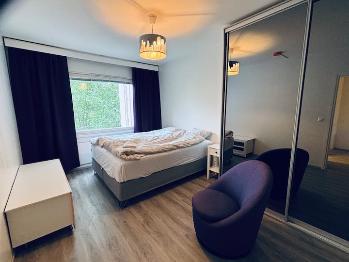 Dans la chambre, le somptueux lit à l'américaine de la marque Jensen vous garantit une bonne nuit de sommeil.