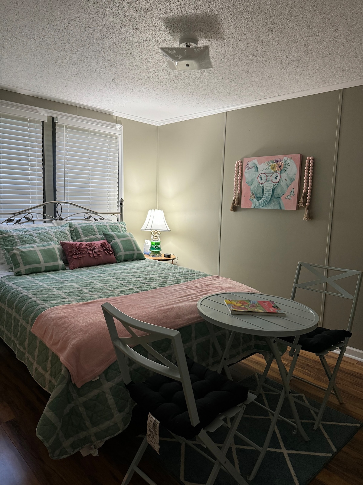 مرتبة كوين ثابتة جديدة محدثة. لا يمكن الوصول إلى هذه الغرفة لذوي الاحتياجات الخاصة. يحتوي على طاولة وكرسي ورف أمتعة وخزانة  لتعليق الملابس. يحتوي أيضًا على آلة صوت. 