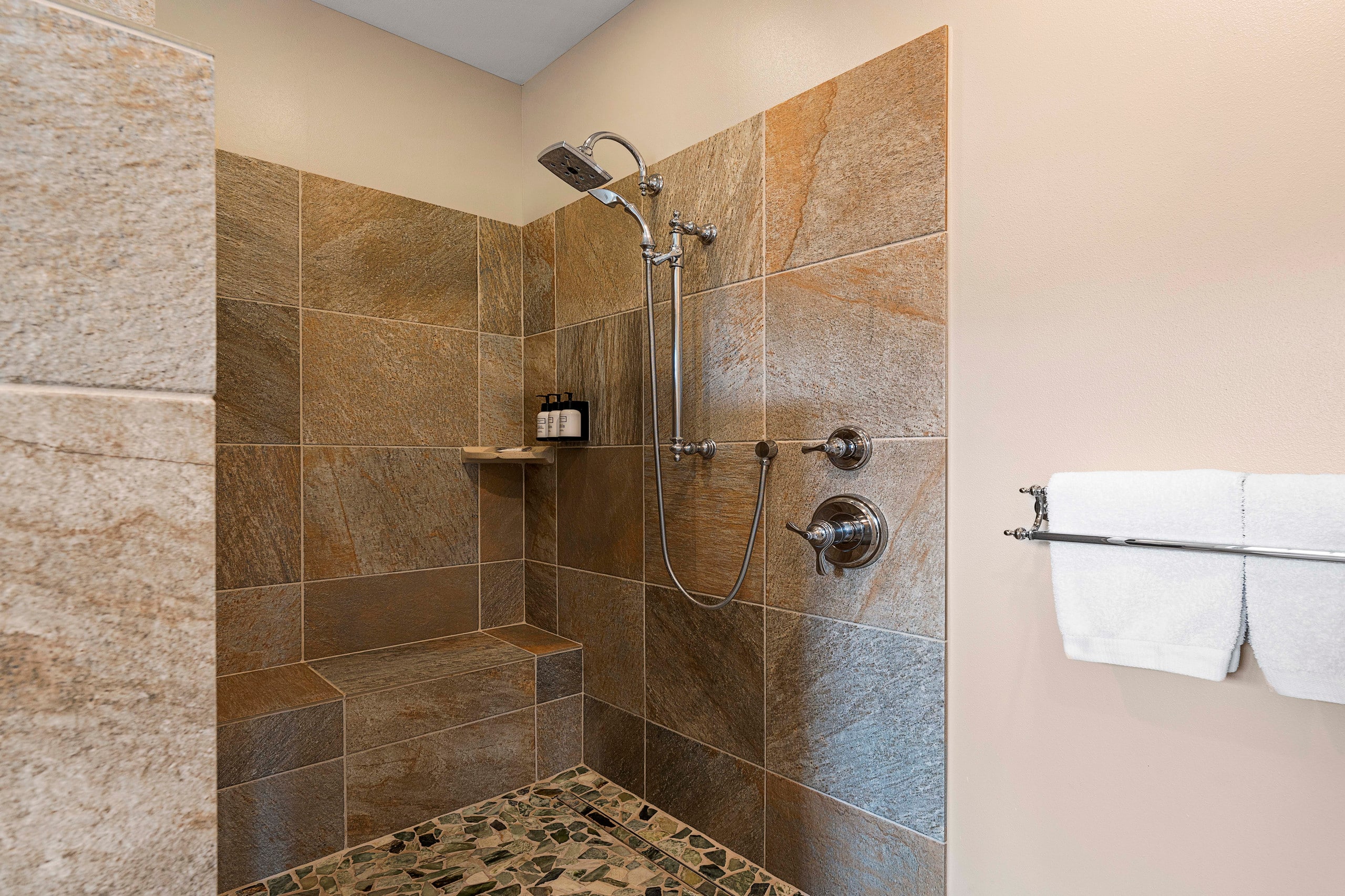 Home in Kailua-Kona · ★4.98 · 3 bedrooms · 4 beds · 3.5 baths - Image 32