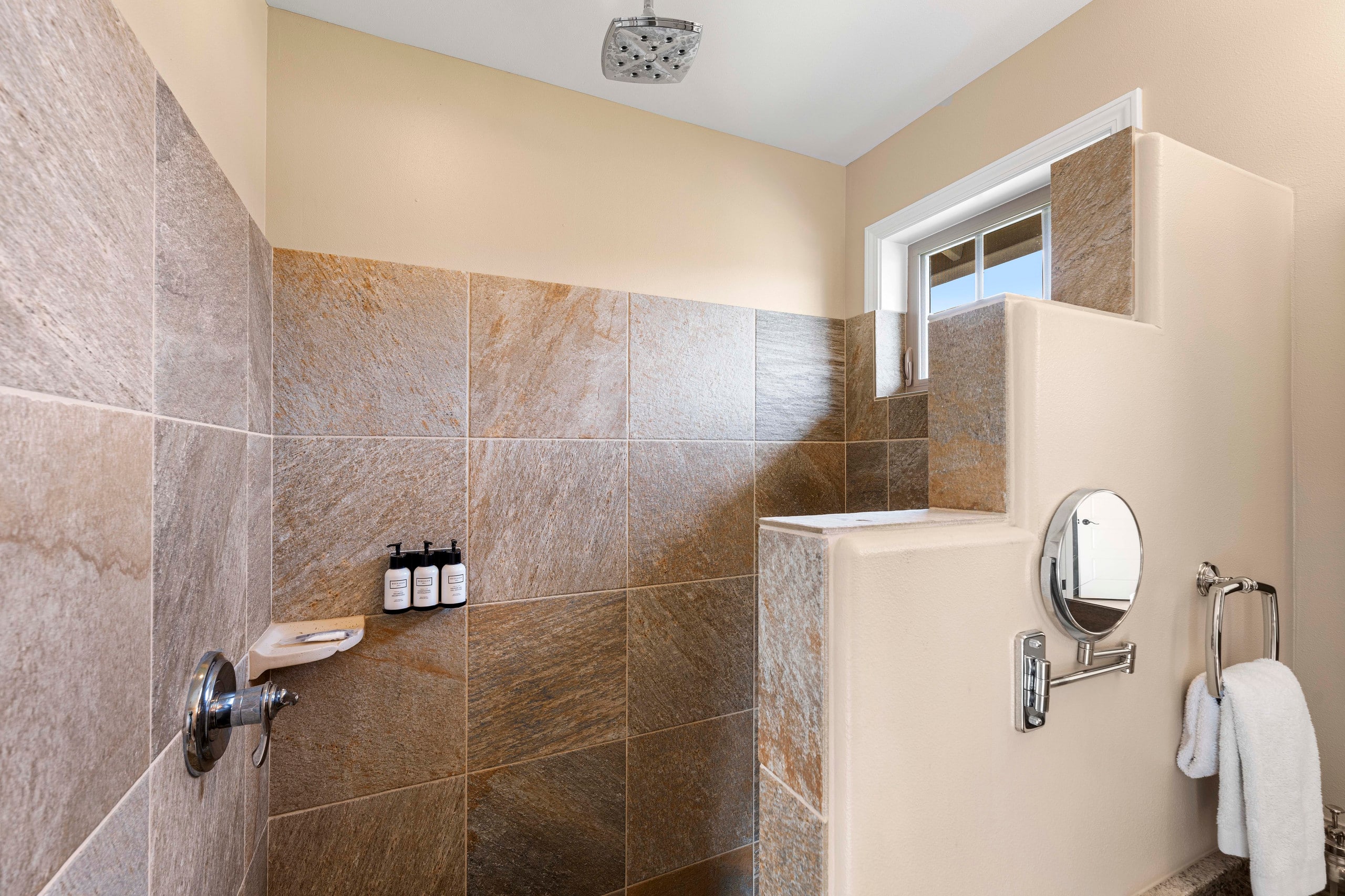 Home in Kailua-Kona · ★4.98 · 3 bedrooms · 4 beds · 3.5 baths - Image 34