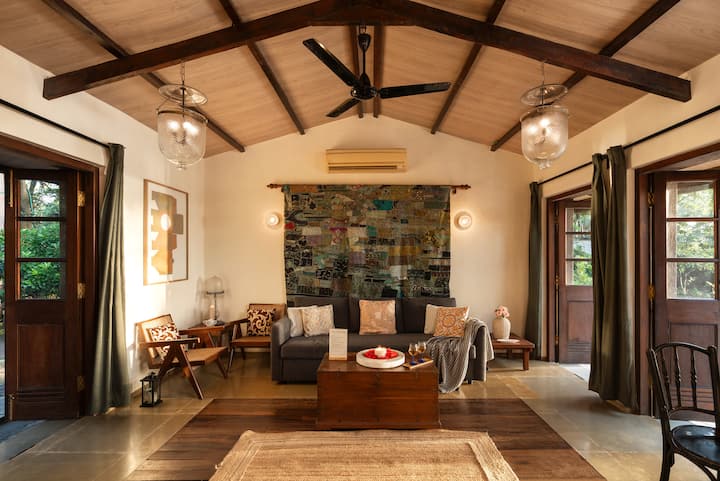 Bay Watch | 3br Beachfront Villa, Pool & Bonfire - Palghar