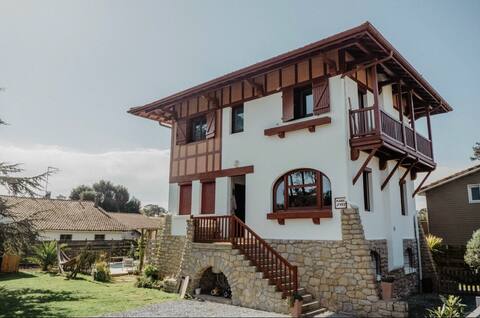 Sunshine Villa with pool, 400 m from the ocean.
