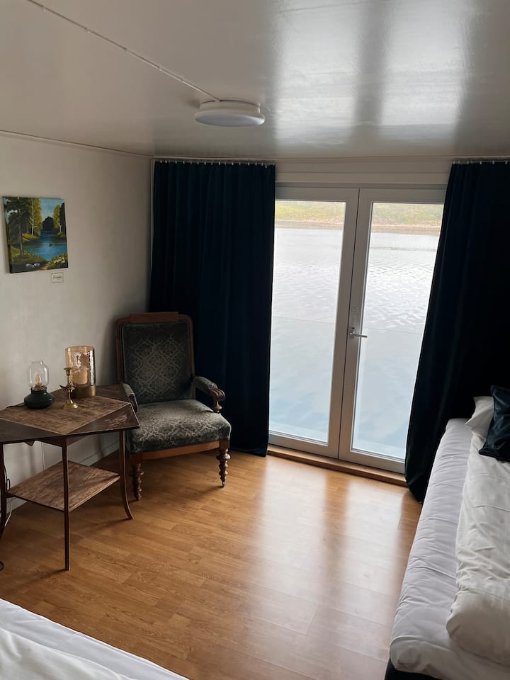 Flott soverom med fransk balkong. Her kan dere ha twin beds som avbildet, eller sette sammen til dobbeltseng