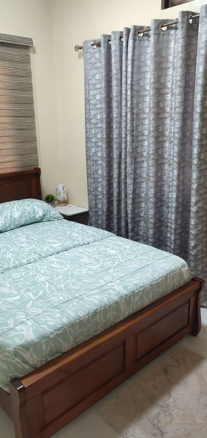 يضمن السرير المزدوج الكامل مع مرتبة 10 بوصة وأغطية مريحة نومًا رائعًا. عند نهاية اللوح الأمامي، ستائر دوارة حمار وحشي، تحتوي النافذتان الأخريان على ستائر. تحتوي الغرفة أيضًا على مكيف هواء ذكي من TCL يتم التحكم فيه عن بُعد.