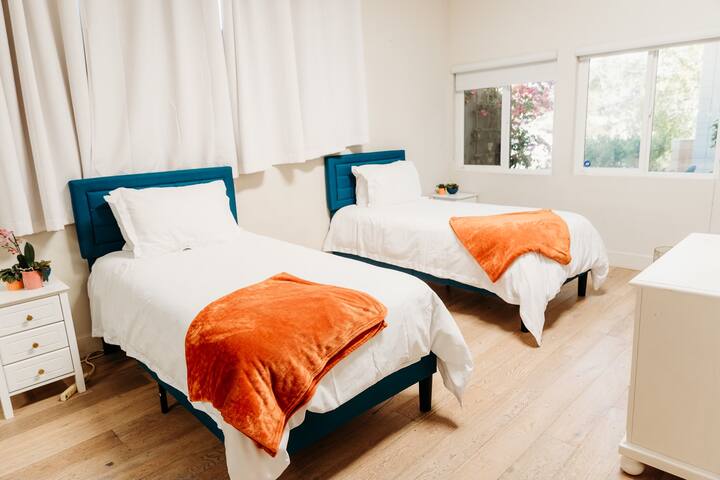 La Jolla getaway perfect for families & reunions gallery image 4