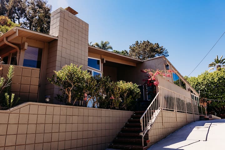 La Jolla getaway perfect for families & reunions