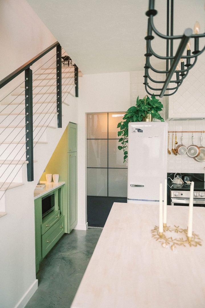 Loft B-Private 3rd-story rooftop hot tub/greenbelt