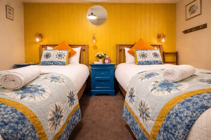 Bright, cosy twin room with two comfortable single beds, crisp linens, dedicated workspace, and Smart TV. Perfect for work or relaxation at Stay Northside.