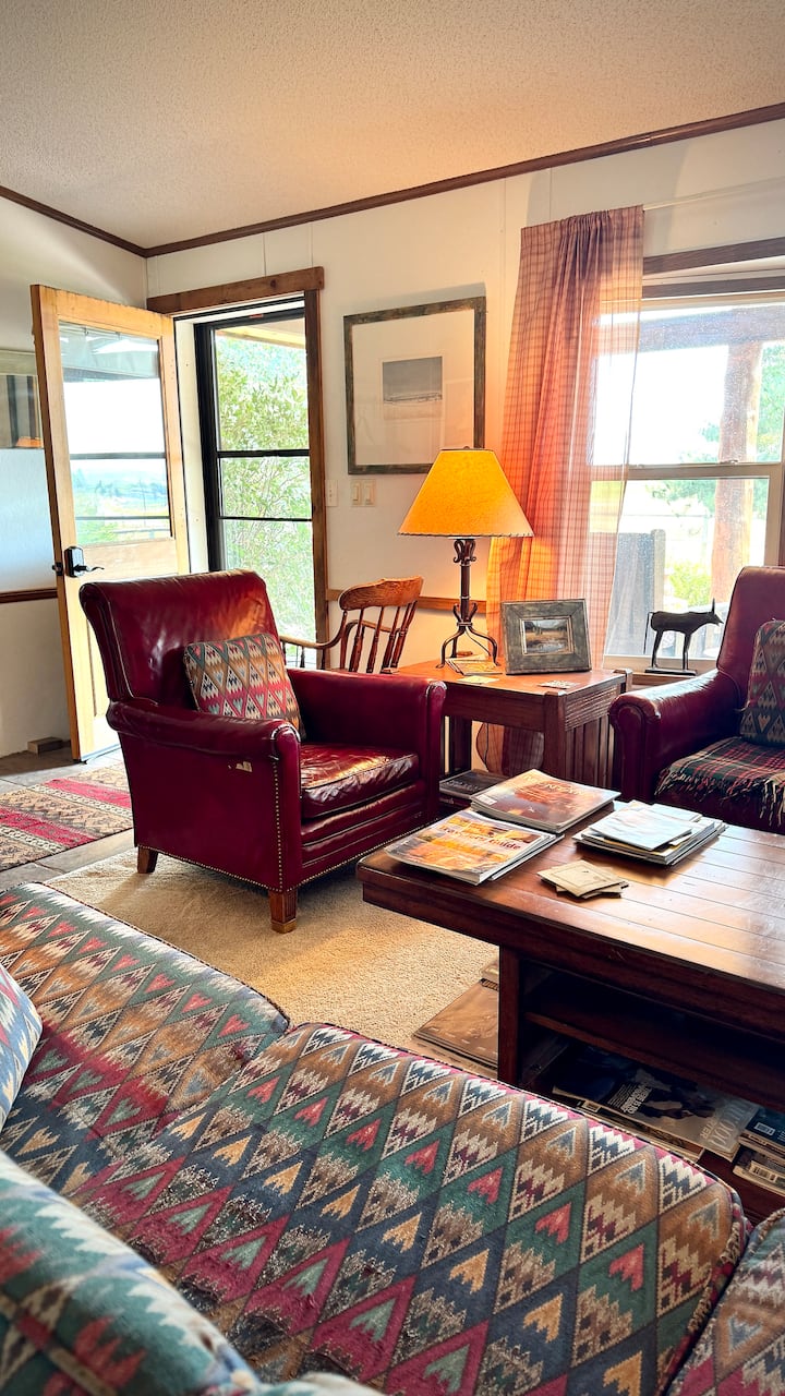 Settlers Cabin On Cottonwood Creek - Rustic Luxury - Montana