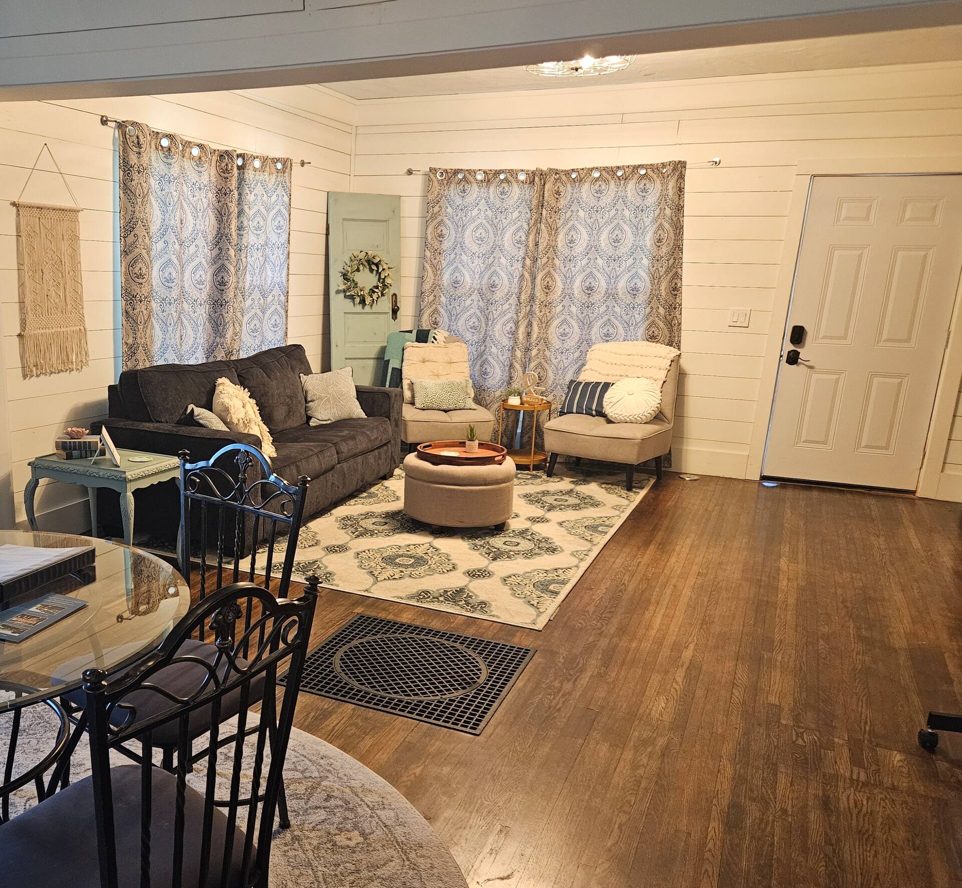 Marie's Place, Cozy 2 bedroom house right off town square!