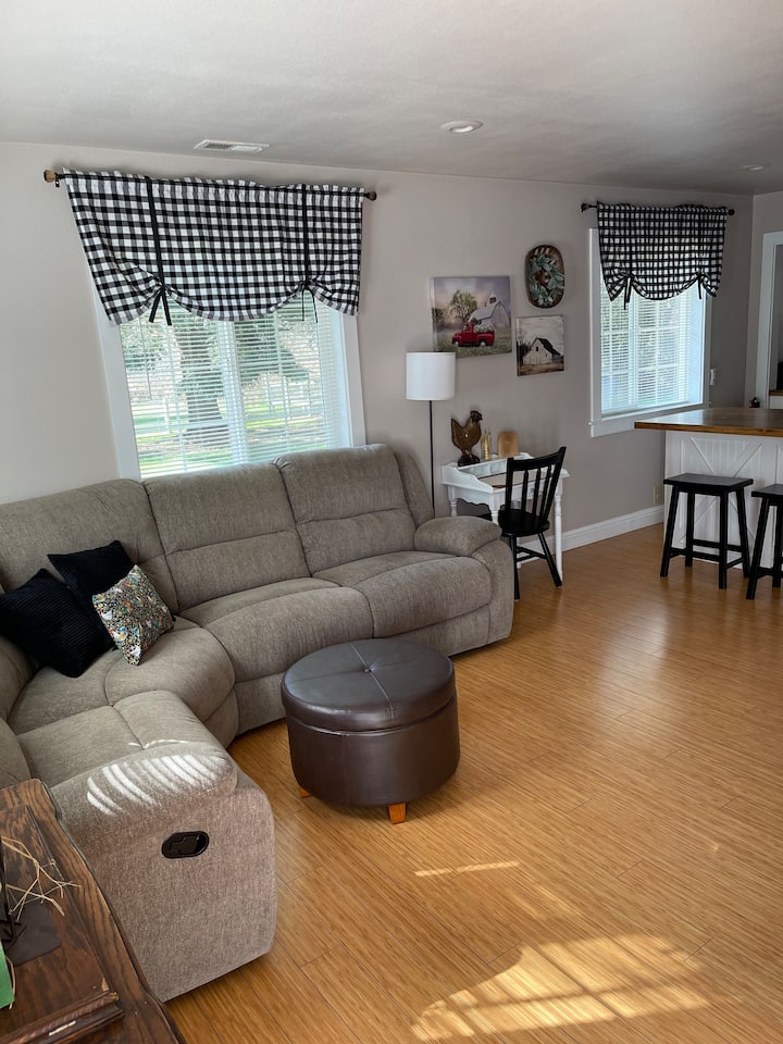 Lucky Rooster Ranch Guest Suite - Crescent City, CA