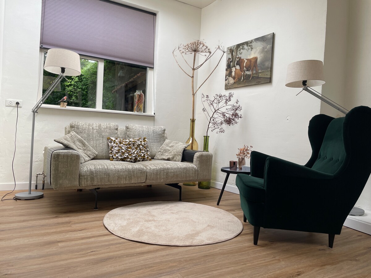 Top performing Airbnb: Vrijstaand koetshuis aan bosrand met eigen ingang in Ede