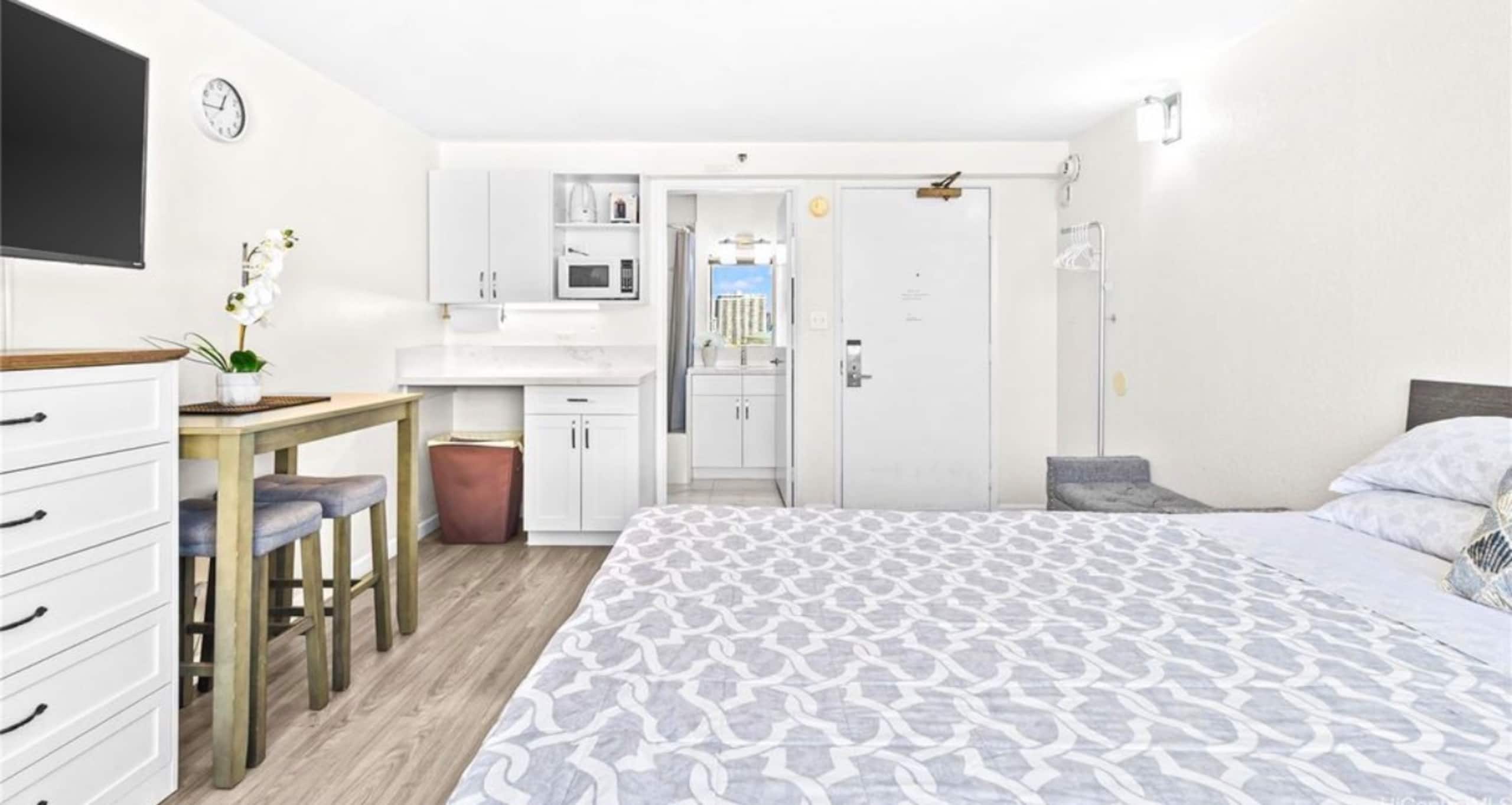 Condo in Honolulu · ★4.69 · Studio · 1 bed · 1 bath - Image 12