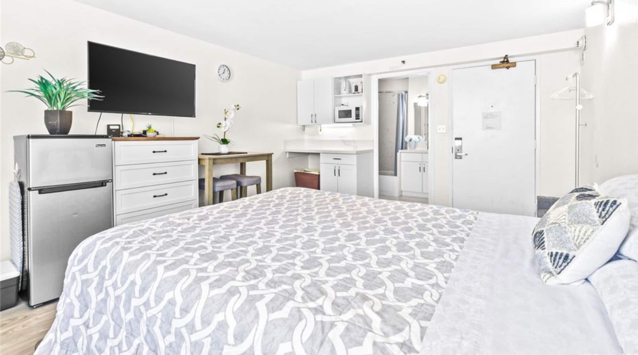 Condo in Honolulu · ★4.69 · Studio · 1 bed · 1 bath - Image 10