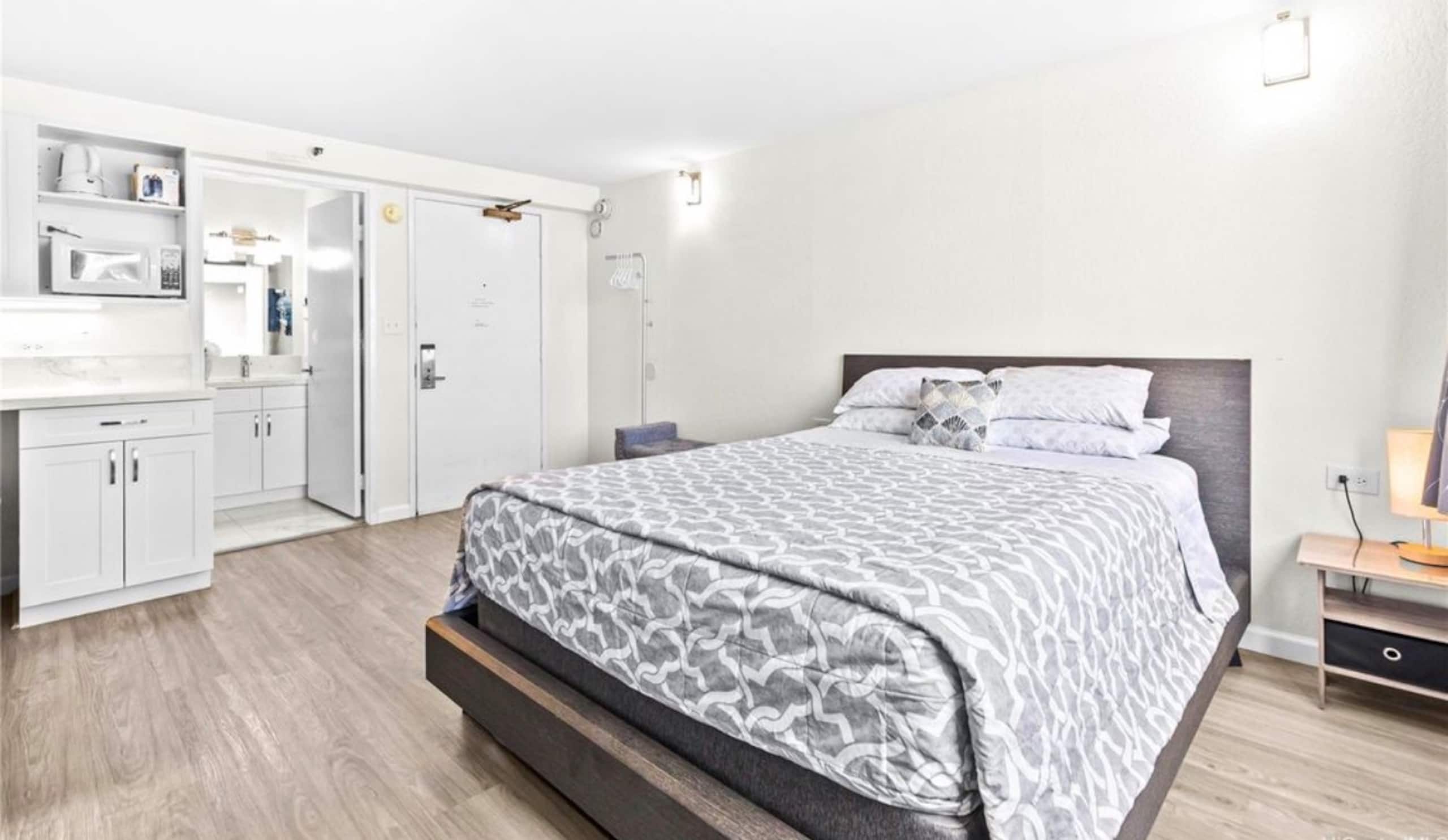 Condo in Honolulu · ★4.69 · Studio · 1 bed · 1 bath - Image 13