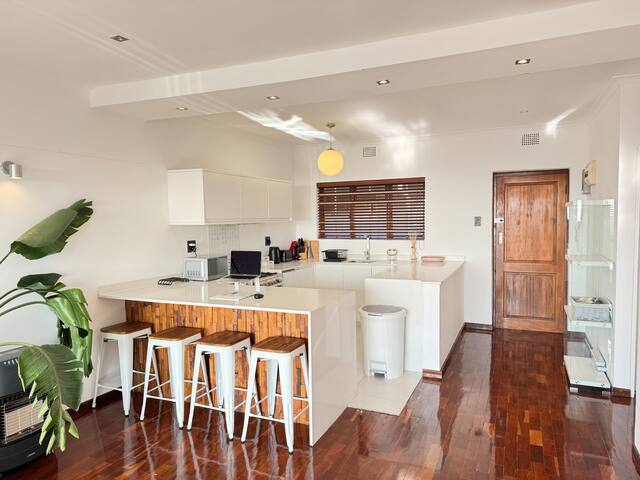 Central Contemporary Sea-views in quiet&safe block gallery image 2