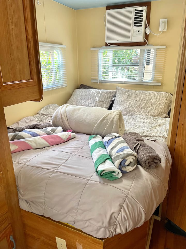 السرير المريح مع حمام السباحة الملون - جاكوزي ومناشف الحمام 