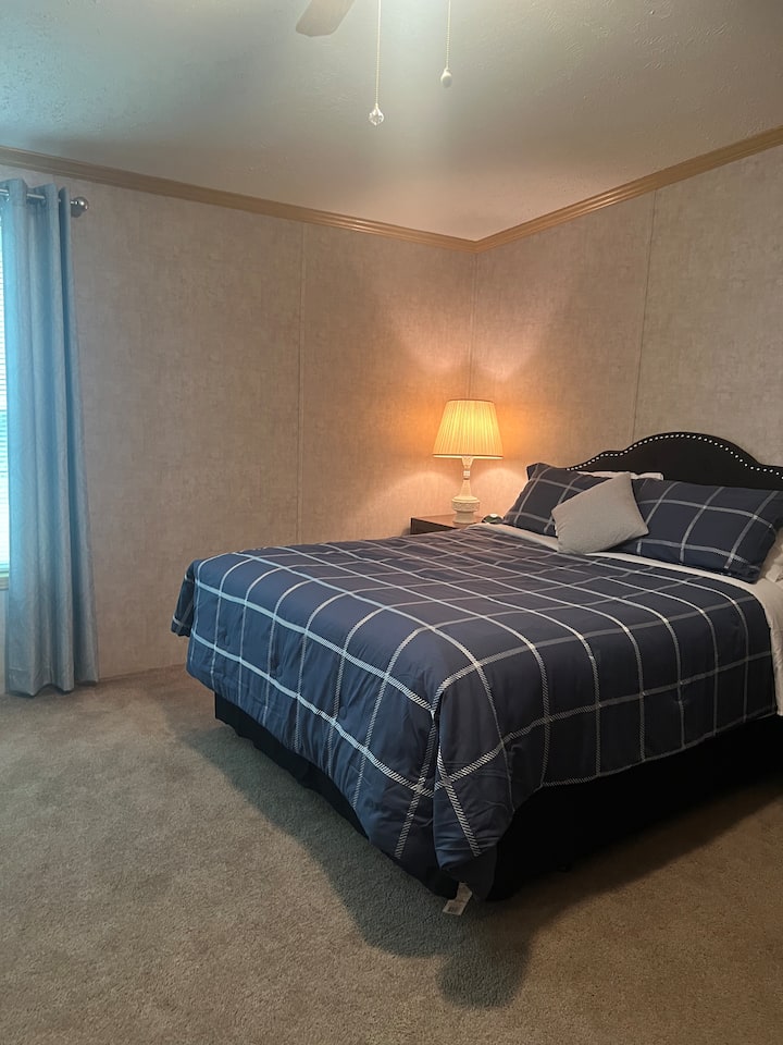 Mejoramos nuestra cama de tamaño completo a ahora cama tamaño queen en nuestro dormitorio principal 8/2024.
