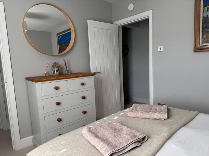 King size bedroom with storage