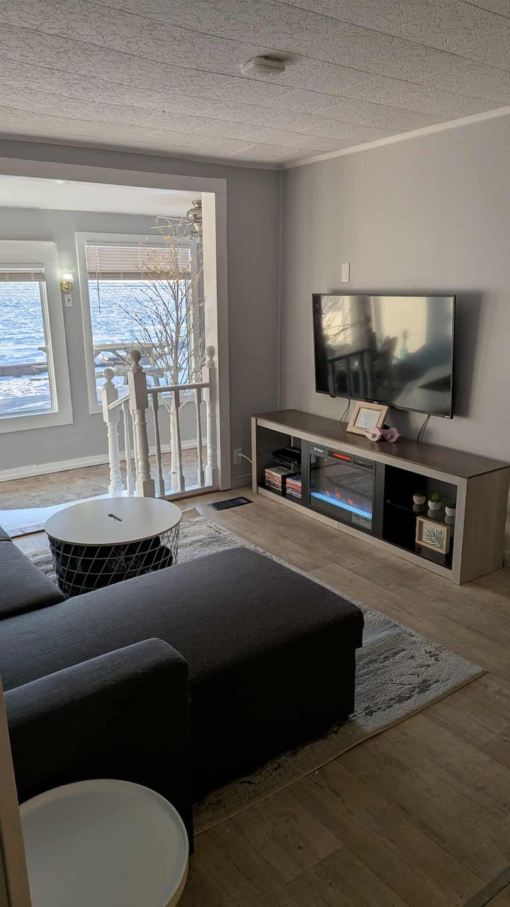 Charming Waterfront Cottage-private Beach-sleeps 5 - Chatham-Kent