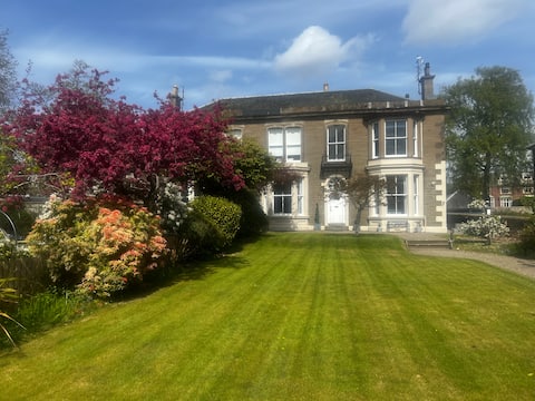 Luxurious mansion apartment & large private garden