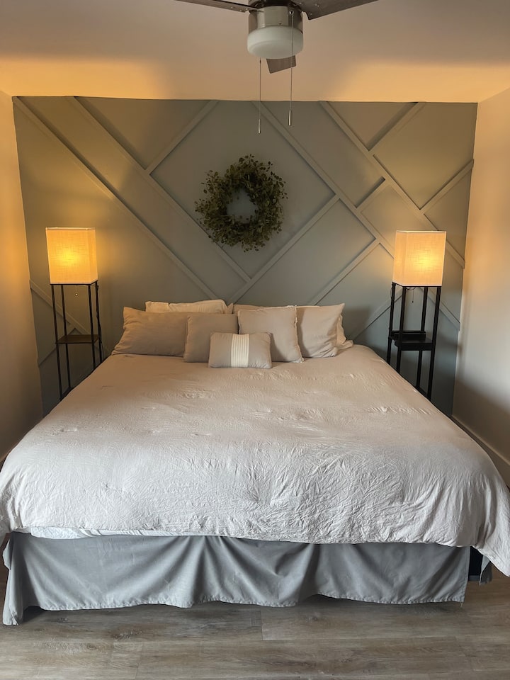 חדר שינה שני עם מיטת קינג סייז, חדר רחצה צמוד ומרפסת 