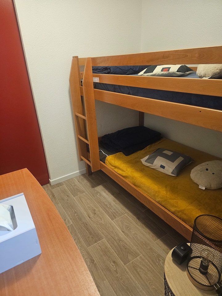 غرفة نوم مع أسرّة بطابقين 