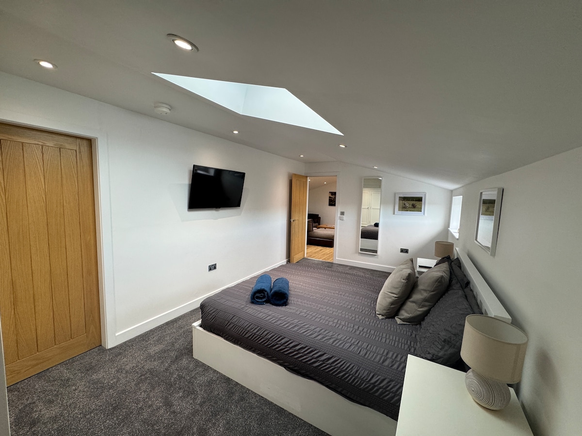 Bedroom with King Size bed, smart Tv and direct access to bathroom.