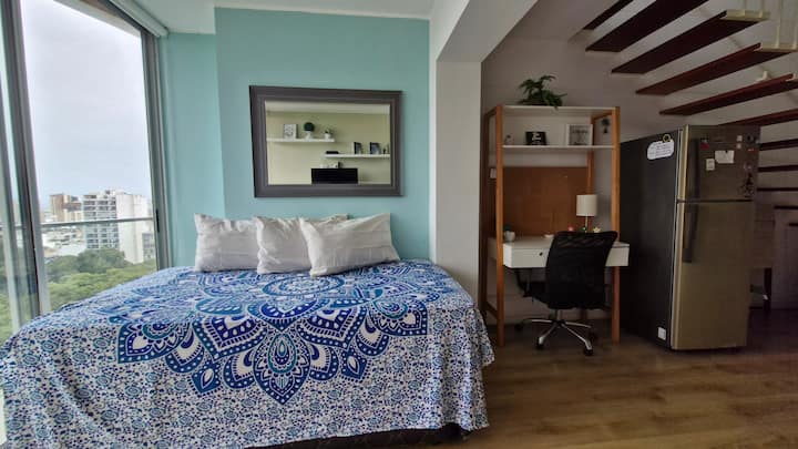 במקום ספה יש לנו ספה, פלאזה וחצי כדי ליהנות בזמן שאתם עובדים, מטבחים או טלוויזיה, זה סופר נוח, זה גם לאורח שלישי