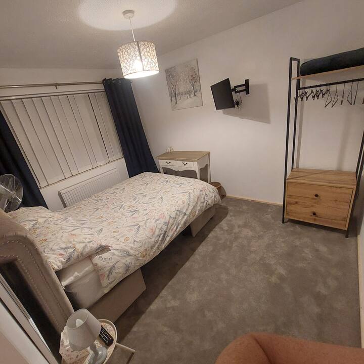 The Guest Room
Fully Equipped
Free Parking Wifi - Lowestoft