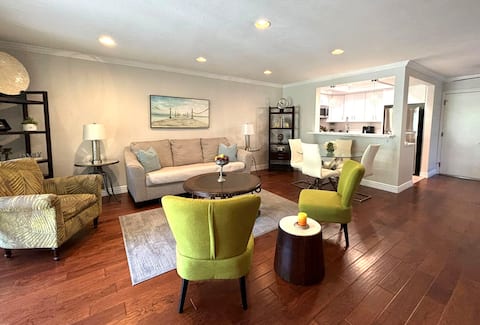 Stylish 2BR Laguna Condo with pool & Tennis Courts