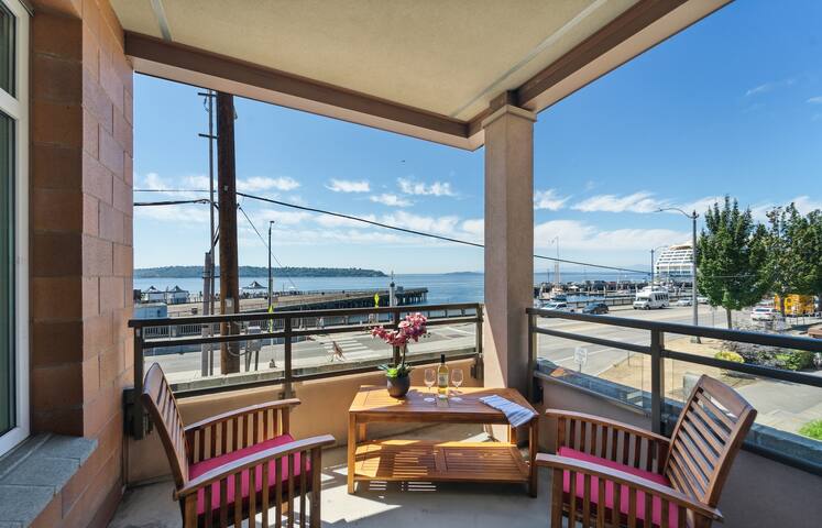 Luxury Waterfront Condo Steps to Cruise Ships gallery image 5