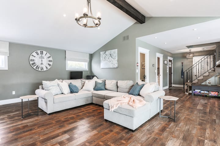 Summer Lake Paradise | Unforgettable Sunset Views - Fenelon Falls