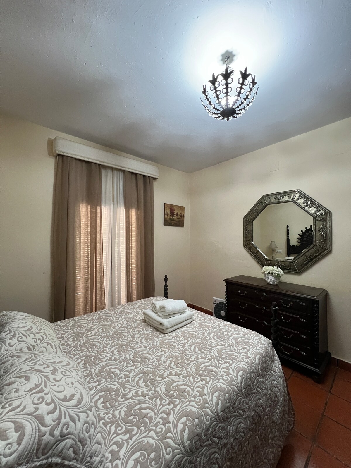 מיטה זוגית 150x200, ארון מובנה ומאוורר.