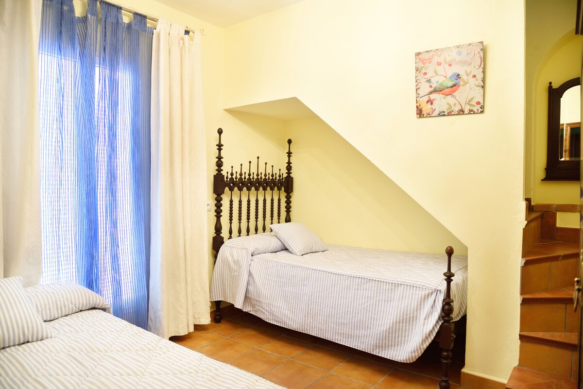 מדרגות גישה לחדר שינה 8 בקומה העליונה, חדר צריח. שני החדרים משותפים. מיזוג אוויר בקומה העליונה.