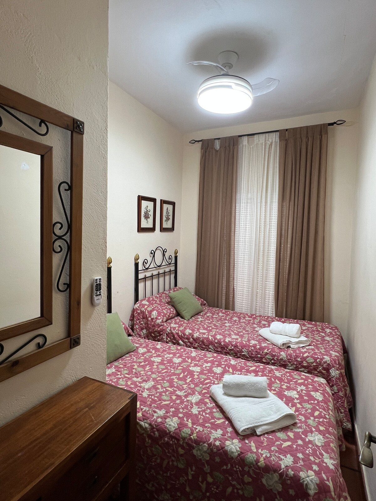 החדר הקטן ביותר: 2 מיטות 90 ס"מ, קולבים ומאוורר תקרה.