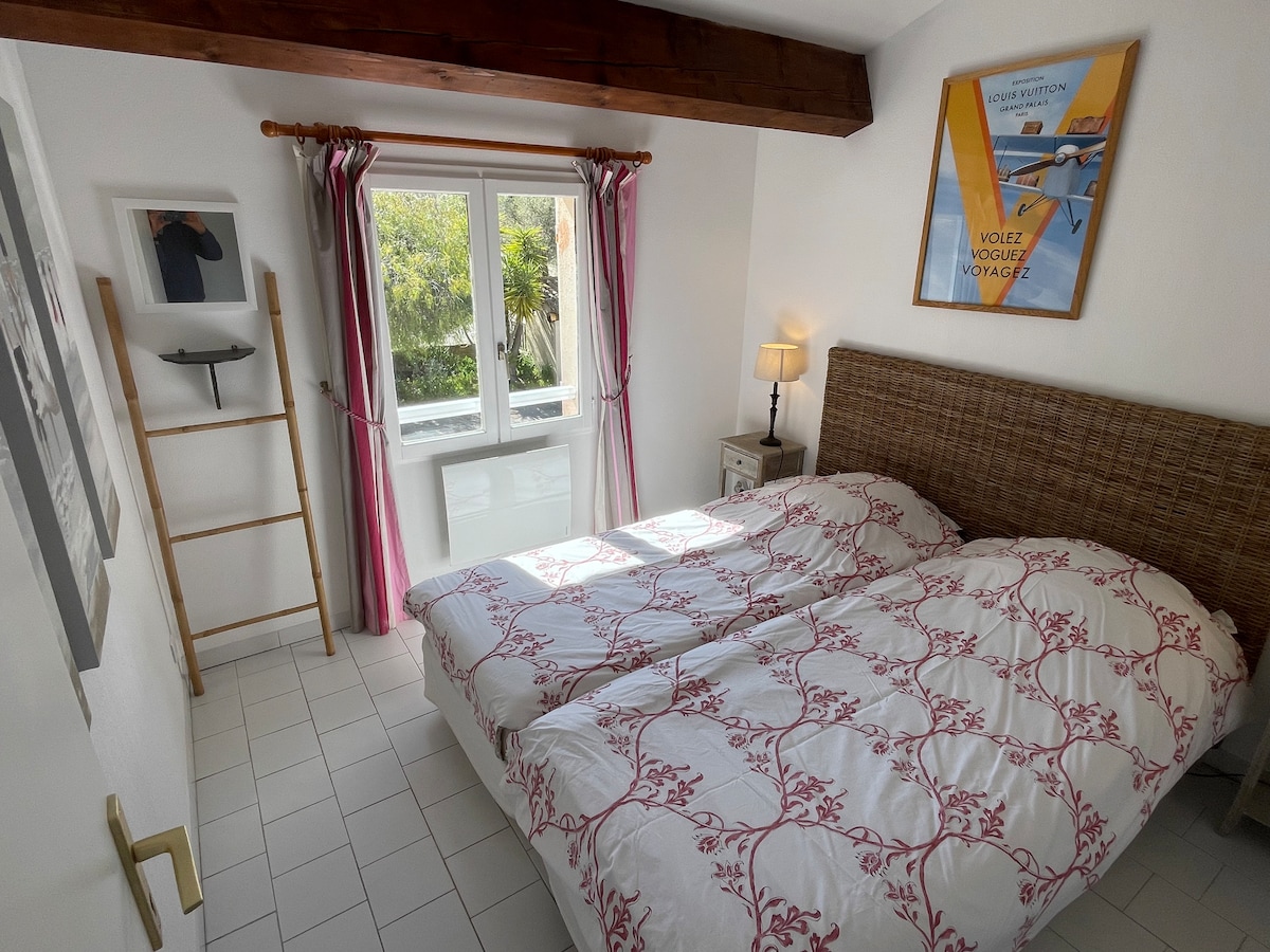 חדר שינה בצד המערבי, 2 מיטות נפרדות 80x200 המצוידות בסדין יחיד או נפרד על פי בקשה, כיסוי שמיכת פוך ושמיכת פוך בודדת. 