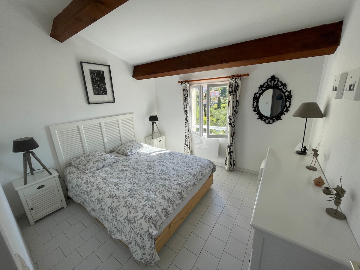 חדר שינה בצד המזרחי, מיטה זוגית רחבה 160x200