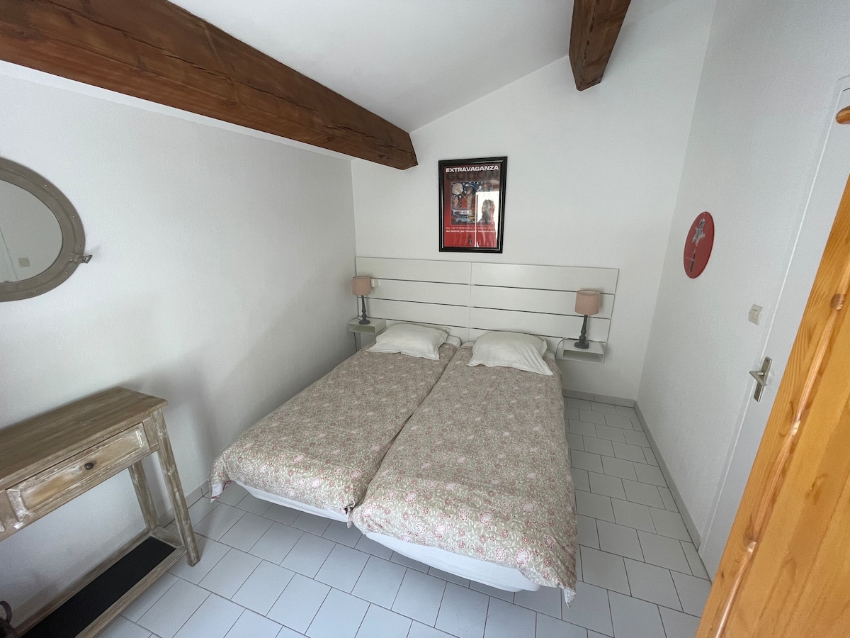 חדר שינה בנוף הדרומי של החצר, עם 2 מיטות צמודות, סדין יחיד או נפרד על פי בקשה, כיסוי שמיכה ושמיכה אישית. מיקום אפשרי למיטת תינוק (מיטת תינוק זמינה) 