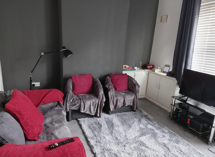 Home From Home | Garden | Desk | Netflix | Bulwell - Nottingham
