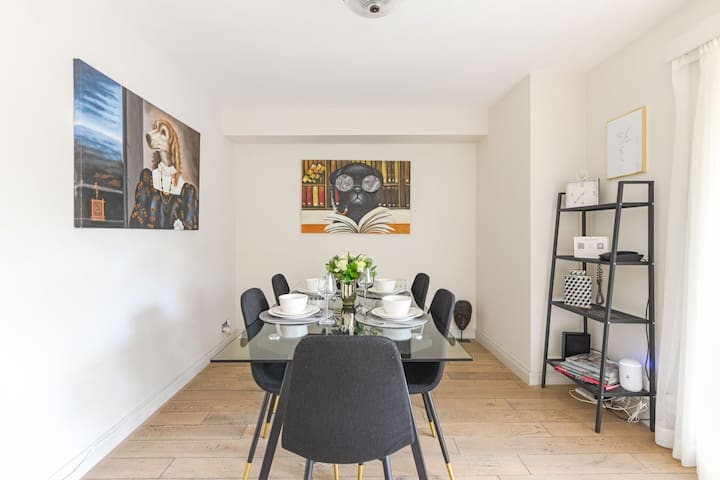 The Pug Apartment – Hyde Park Views gallery image 5
