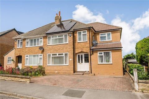 Top performing Airbnb: 4 Bed House near York, Harrogate & Leeds, sleeps 9 in Leeds