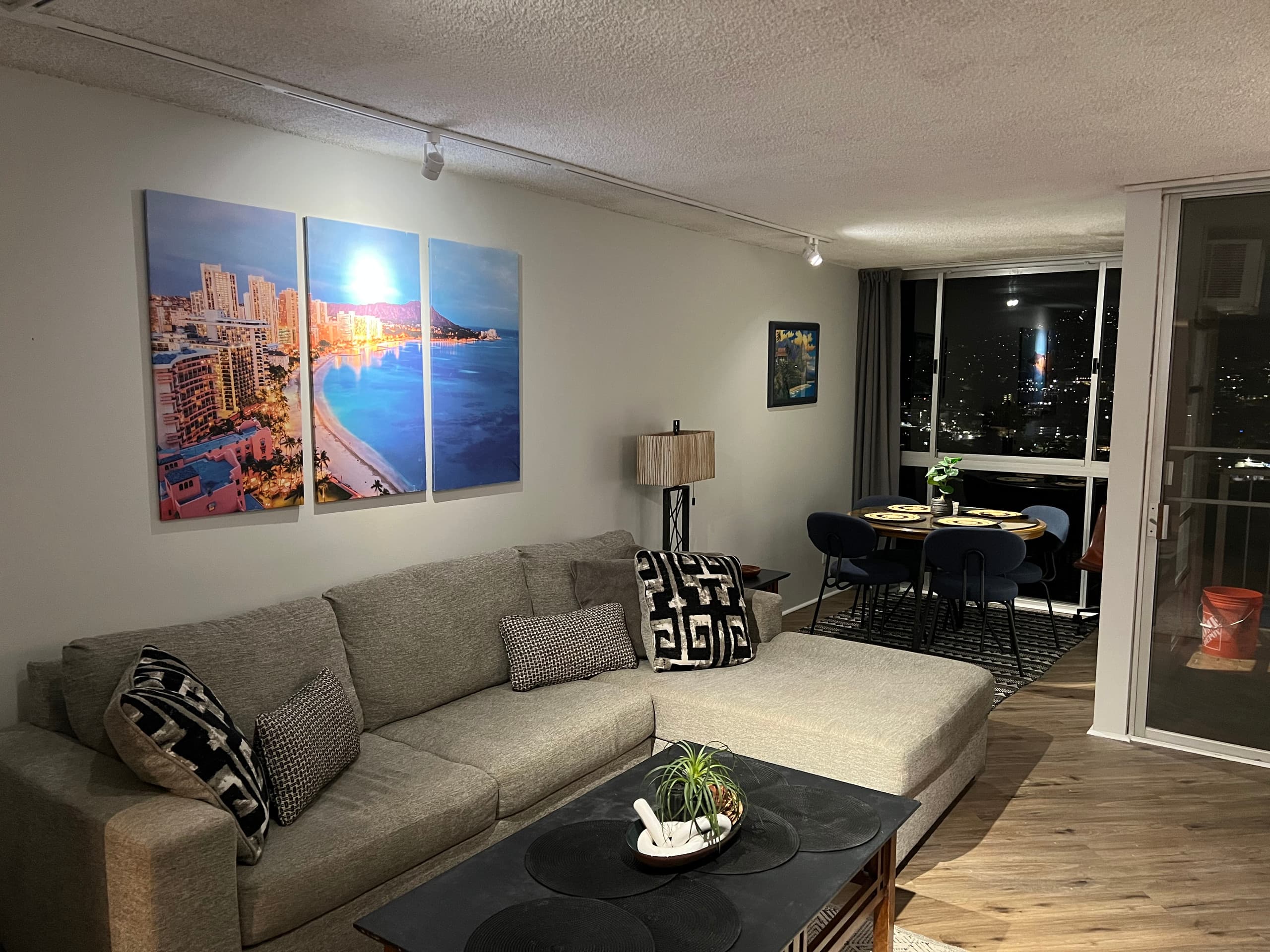 Condo in Honolulu · ★4.89 · 1 bedroom · 2 beds · 1 private bath - Image 2