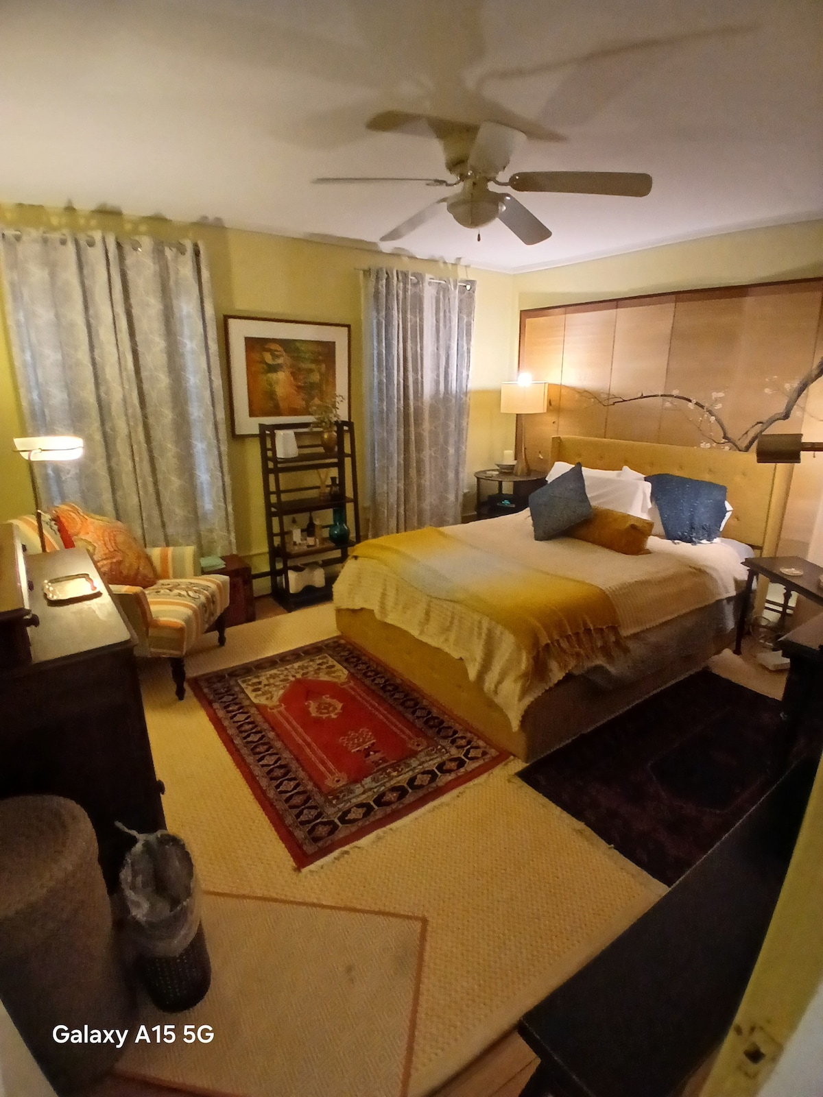 dormitorio principal queen que muestra persianas opacas cerradas