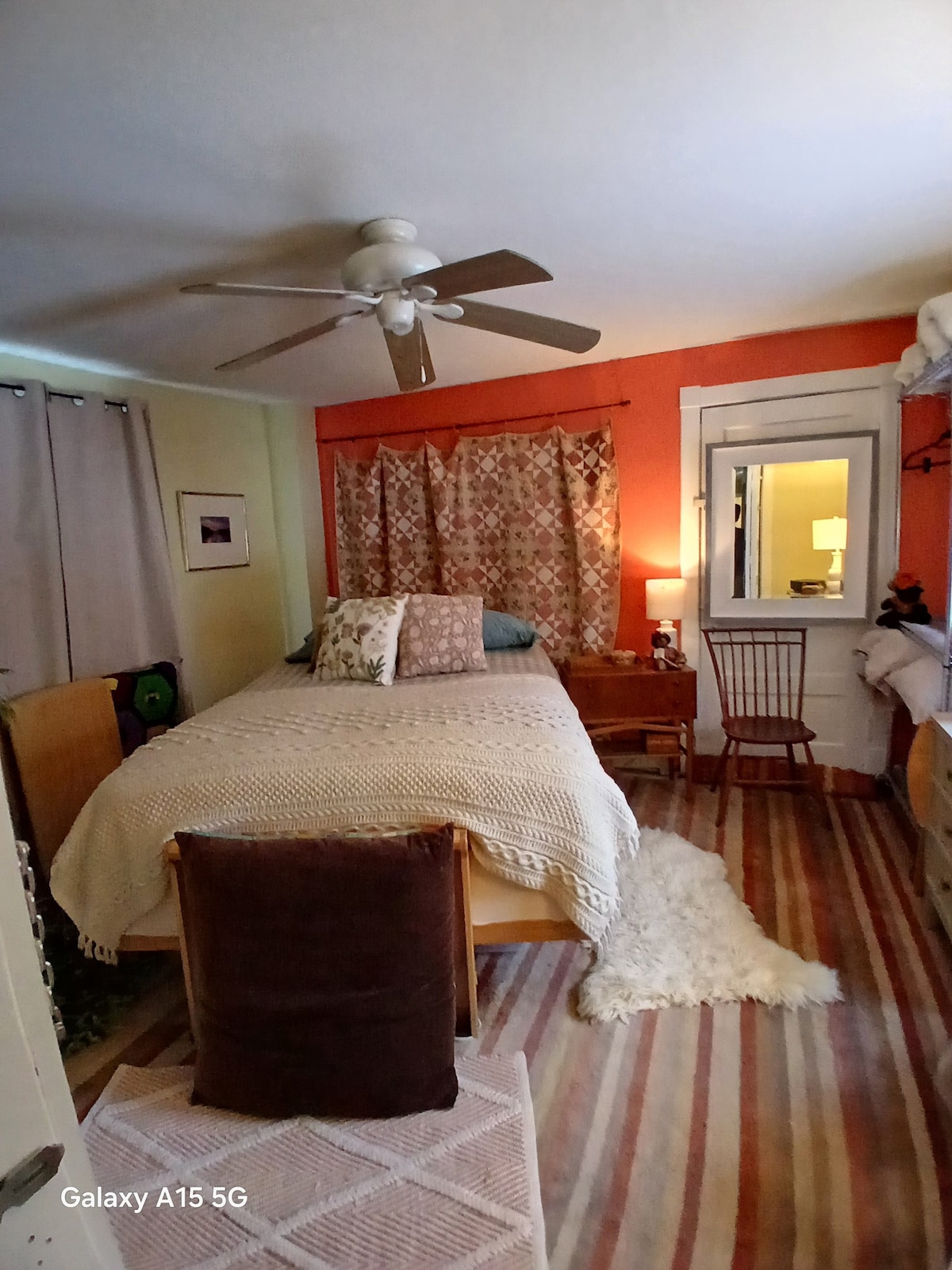 Cama queen, persianas y cortinas opacas, textiles vintage y hechos a mano, arte original, TV ROKU, radio BOSE.